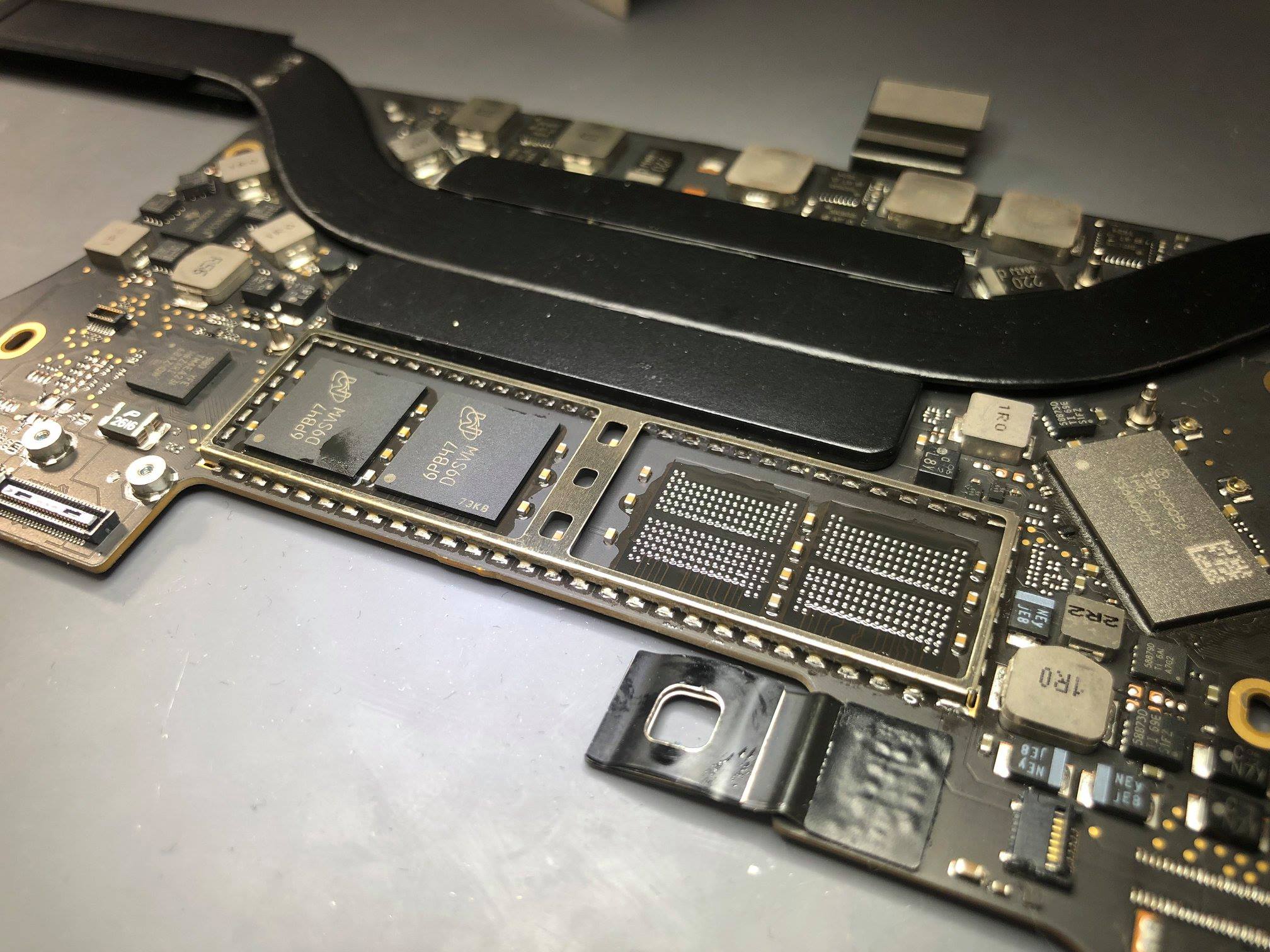 基板からメモリチップを取り外す作業