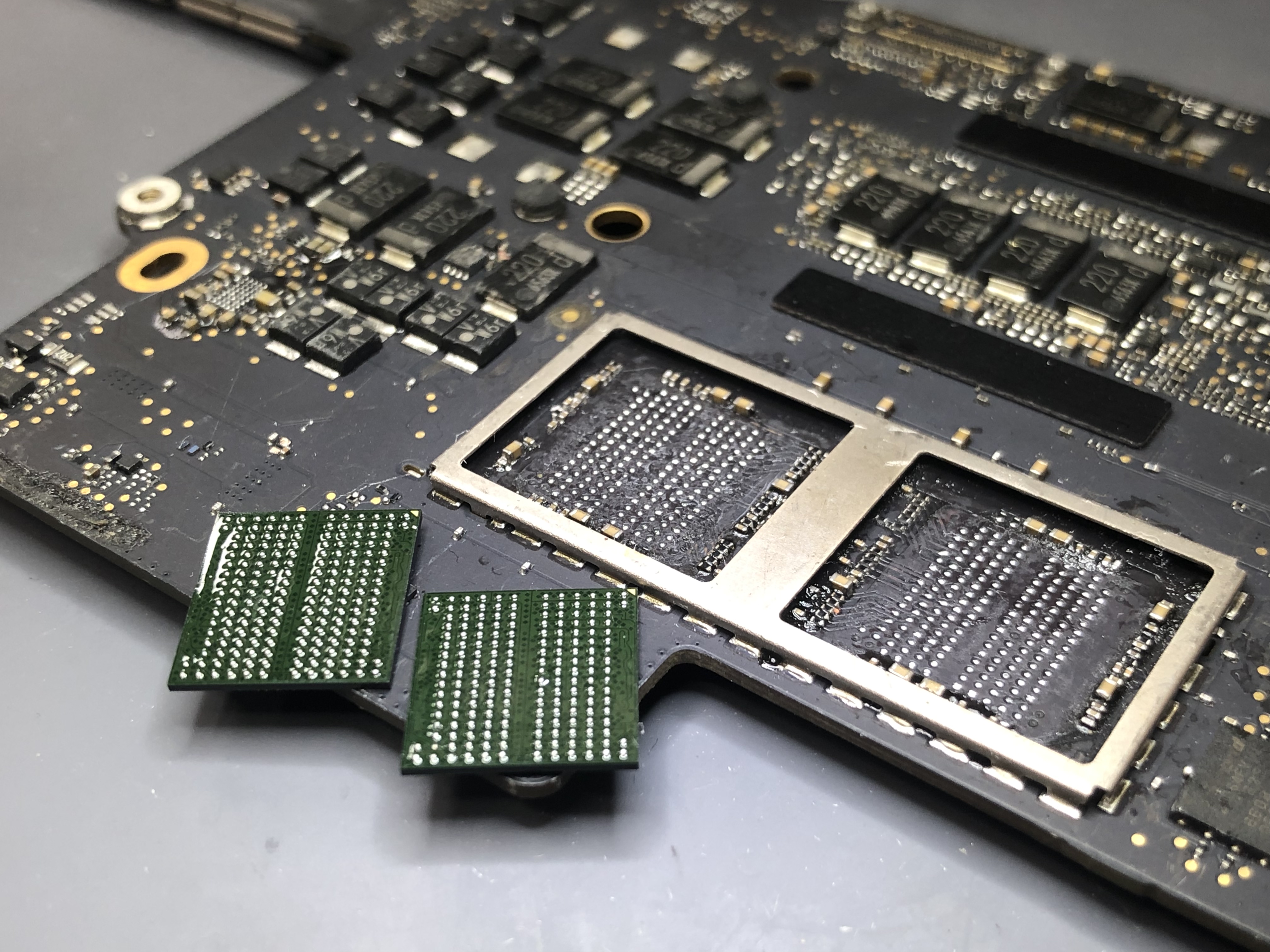 MacBook Pro 13インチ修理 2016 タッチバー無し 8Gから16GBにメモリー 