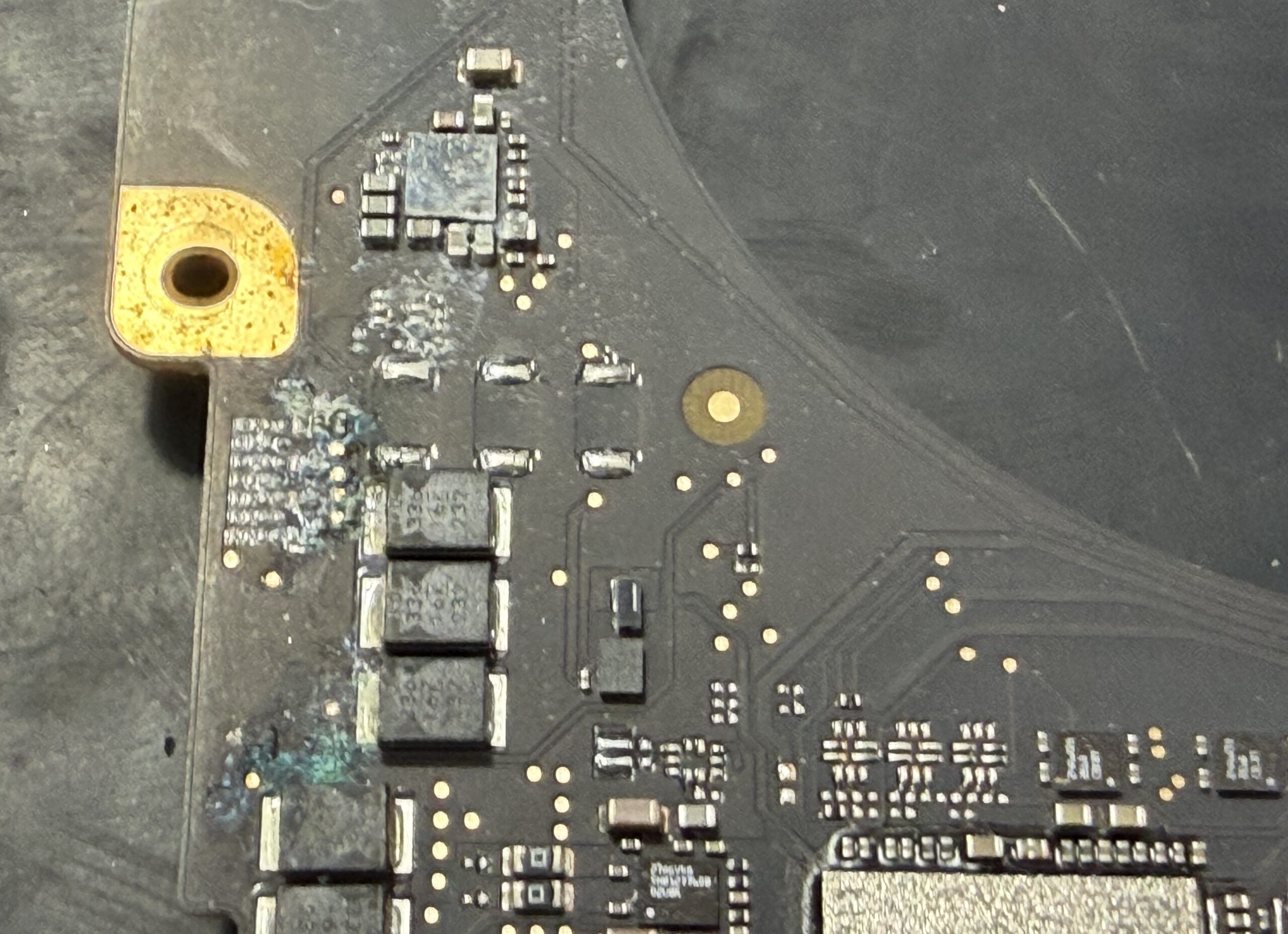 MacBook Pro基板の腐食箇所 — コーヒーによる腐食跡
