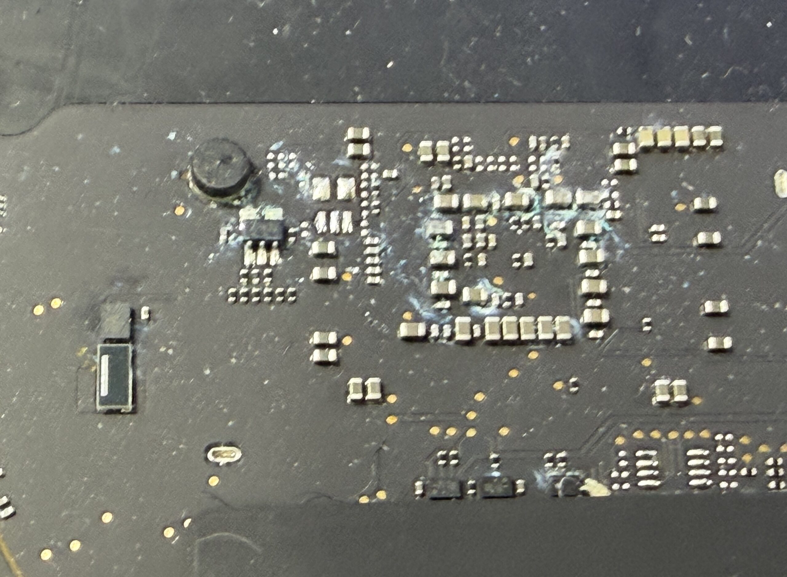 水没により腐食したMacBook Proの基板チップ周辺